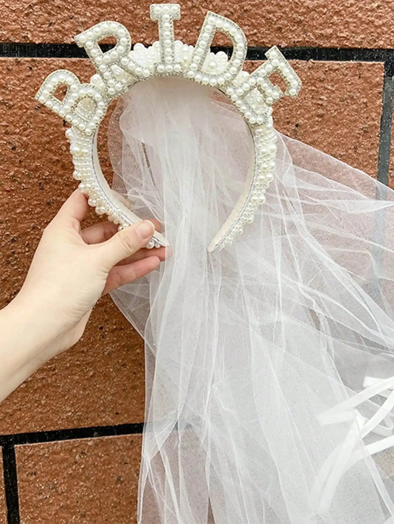 Velo Nupcial “Mrs. Pearl Dream” – Accesorio Elegante para Novia y Despedida de Soltera